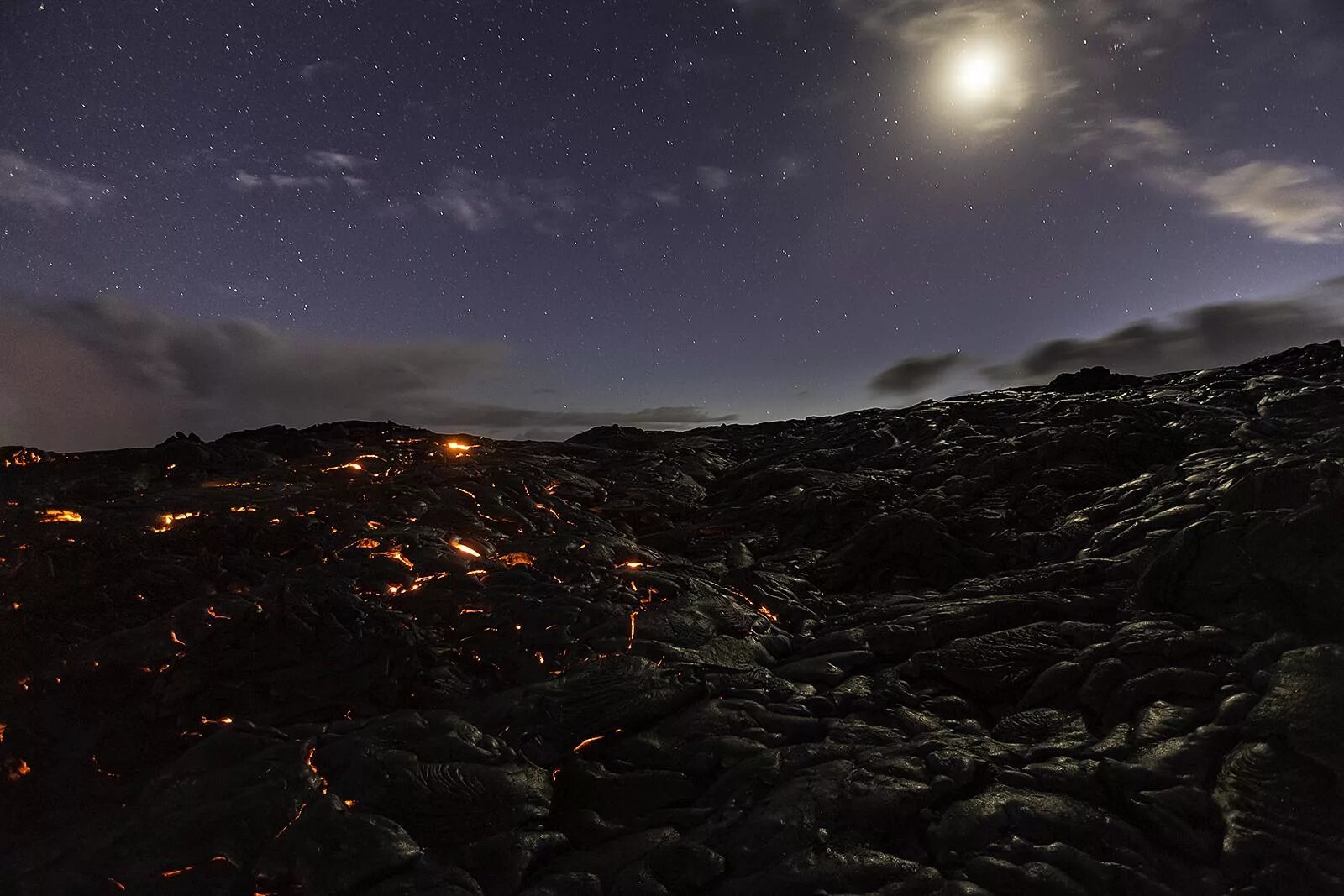 Night stone. Вулкан ночью. Лава ночью. Вулкан лава ночь. Луна над вулканом.