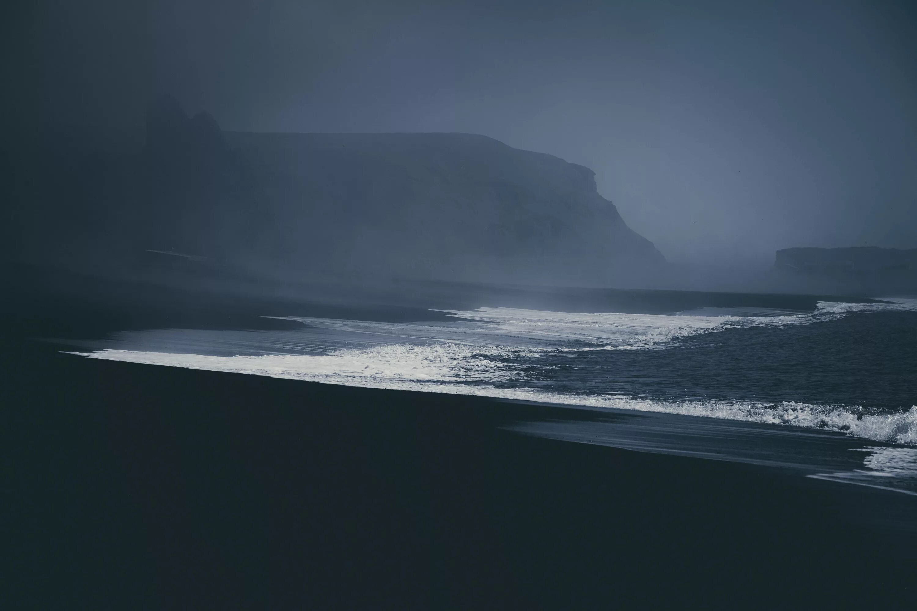 Включи dark beach. Исландия Black Sand Beach. Черный вулканический пляж Исландия. Море с черным песком. Мрачный пляж.