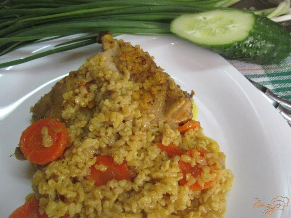 Курица с булгуром. Булгур с сосисками. булгур с курицей в мультиварке. куриное бедро с булгуром.