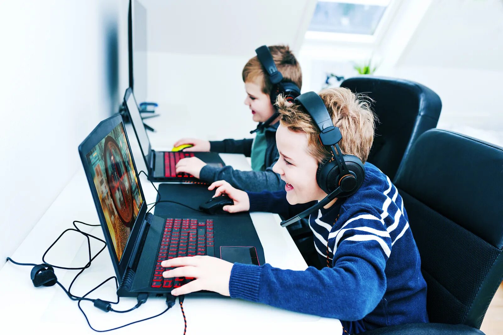 Игровая зависимость. Ребенок за компьютером. Дети играющие в комп. Подросток играющий в компьютер.