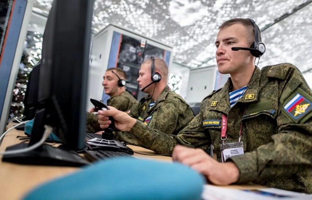 It в военной сфере. Диванные войны в интернете. Клавиатурный герой. Солдат с клавиатурой. Интернет воины.