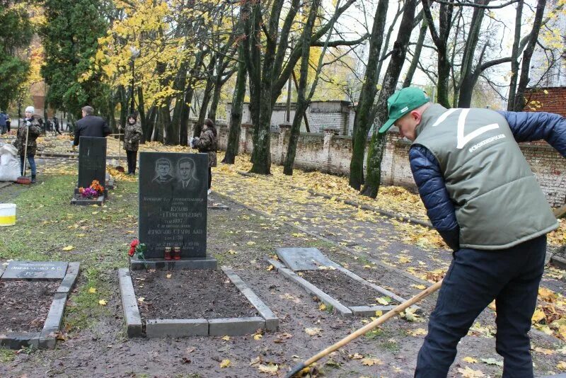 Дедушка похоронен. Никитское кладбище Курск. Уборка могил на кладбище. Донецкое море кладбище. Донецкое море кладбище могилы ополчения.