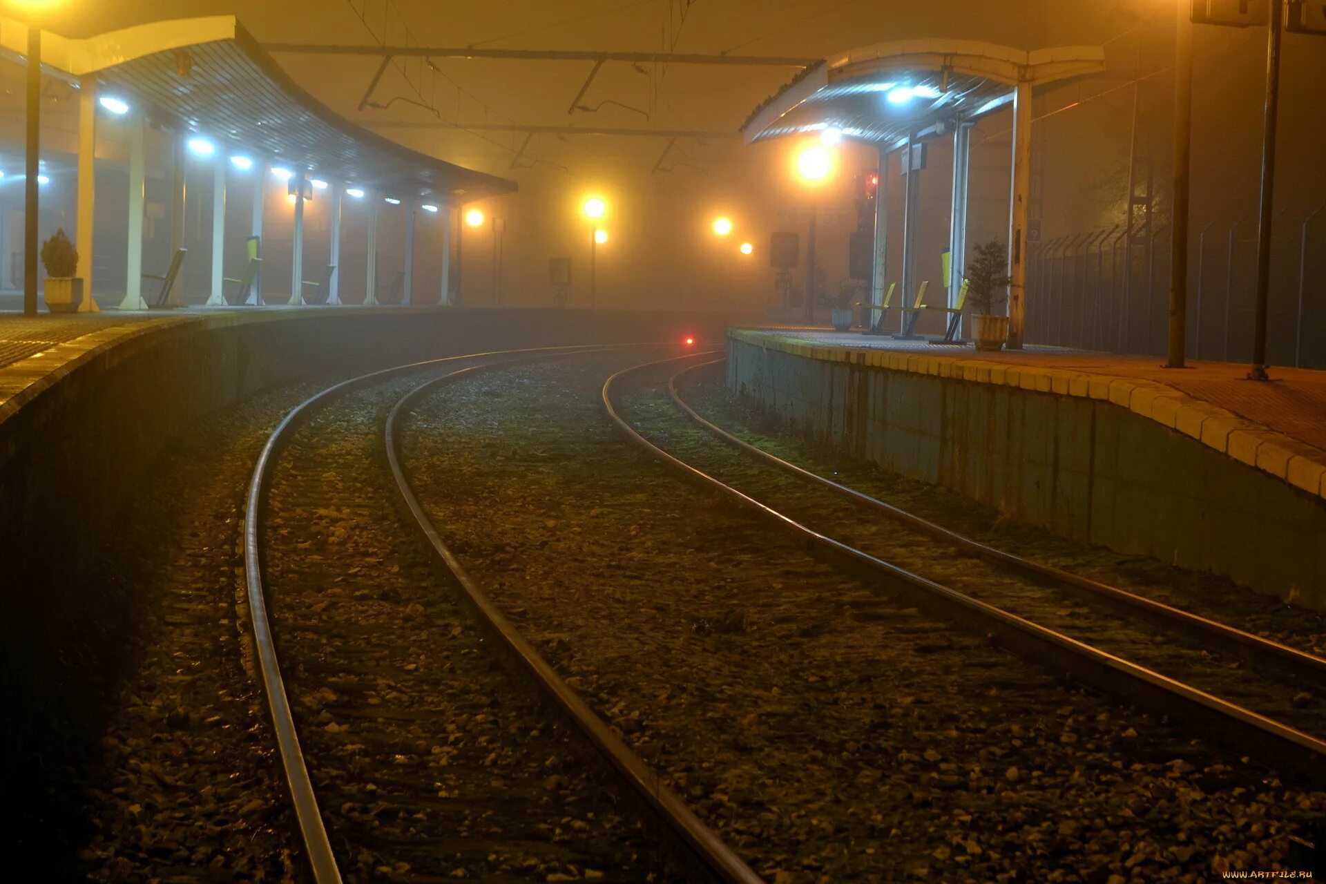 Включи городскую станцию. Ночной вокзал. Железная дорога ночью. Железная дорога ночь станция. Ночной поезд в городе.