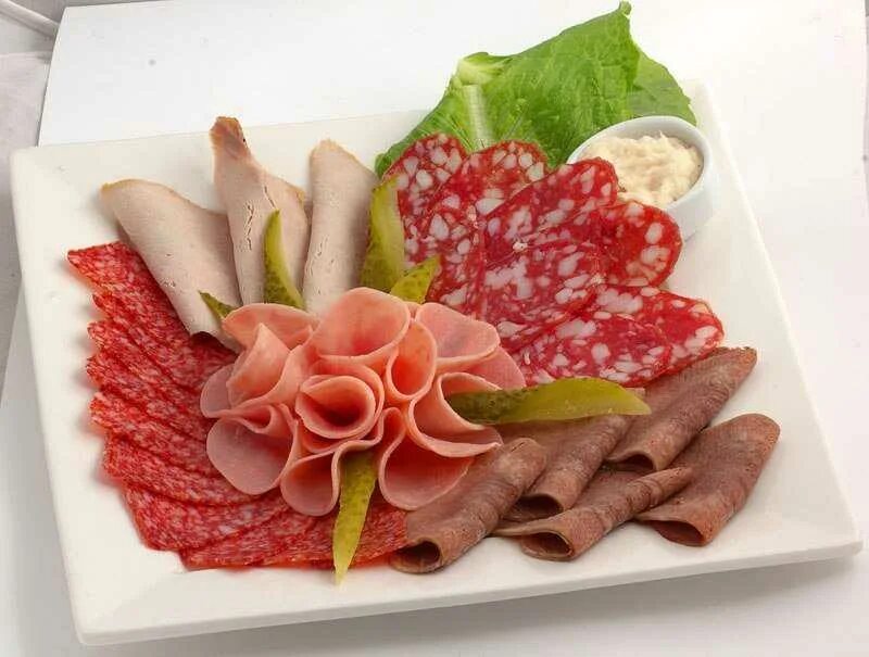 Нарезка колбас как называется. Мясная нарезка. мясная тарелка. украшение мясного ассорти. украшение из колбасы.