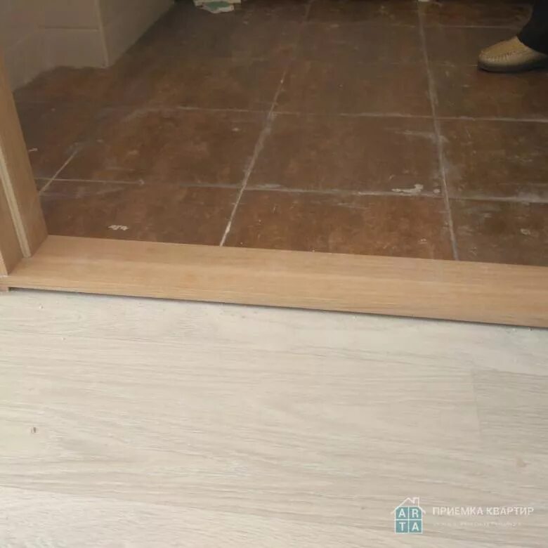 Дверь в ванную комнату с порогом. Порожек под дверь в ванную. дверной порог в ванной. порог под дверь в ванную. порожек в коробке в ванной.