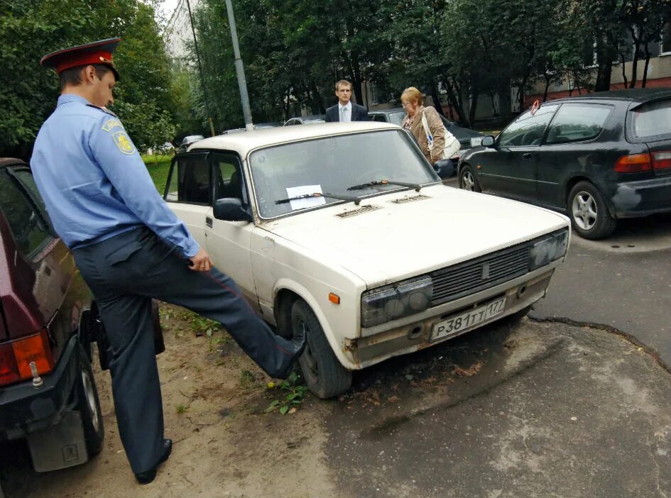 АВТОХЛАМ. Бесхозные автомобили во дворах. АВТОХЛАМ на дорогах. АВТОХЛАМ во дворе.