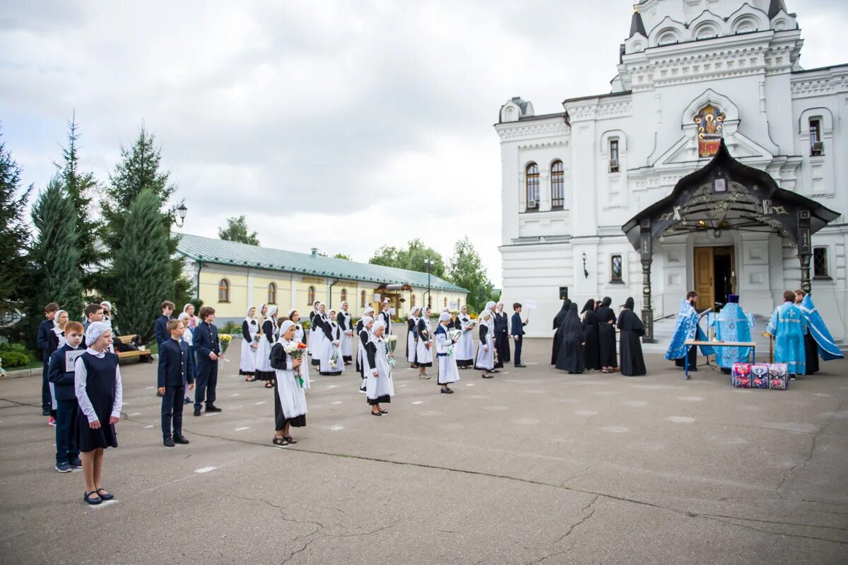 Православная гимназия в Троице Лыково. Подворье Покровского монастыря в Троице Лыково. Троице Лыково подворье. Храм в Троице-Лыково гимназия.