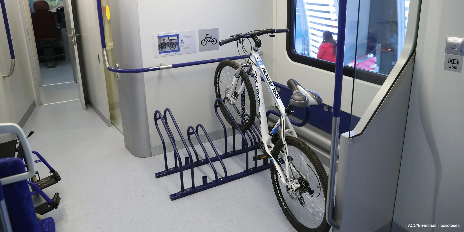 Авито доставка велосипед можно ли. Крепление для велосипеда в электричке. Стойки для велосипеда в электричке. В метро с велосипедом. Провоз велосипеда в электричке.