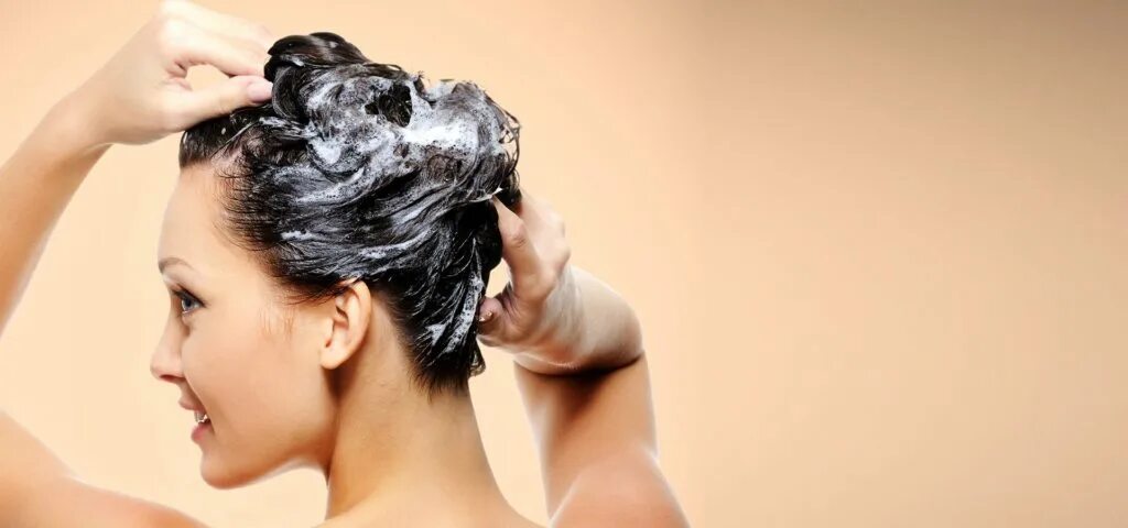 Как правильно подобрать шампунь. Маска для волос. Девушка наносит маску на волосы. Девушка моет голову. Шампунь для волос.