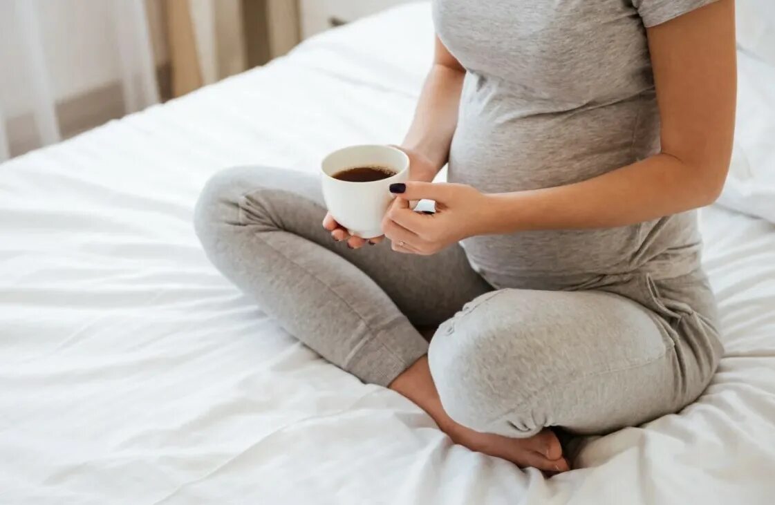 Кофе можно беременным. Пить кофе при беременности. Сколько кофе можно беременным. Можно ли пить кофе при беременности. Беременная с кофе.
