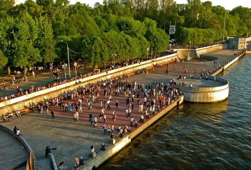 Парк горького прогулка. Парк Горького Москва Нескучный сад. Нескучный сад в парке Горького. Нескучный сад река. Нескучный сад с Пушкинской набережной.