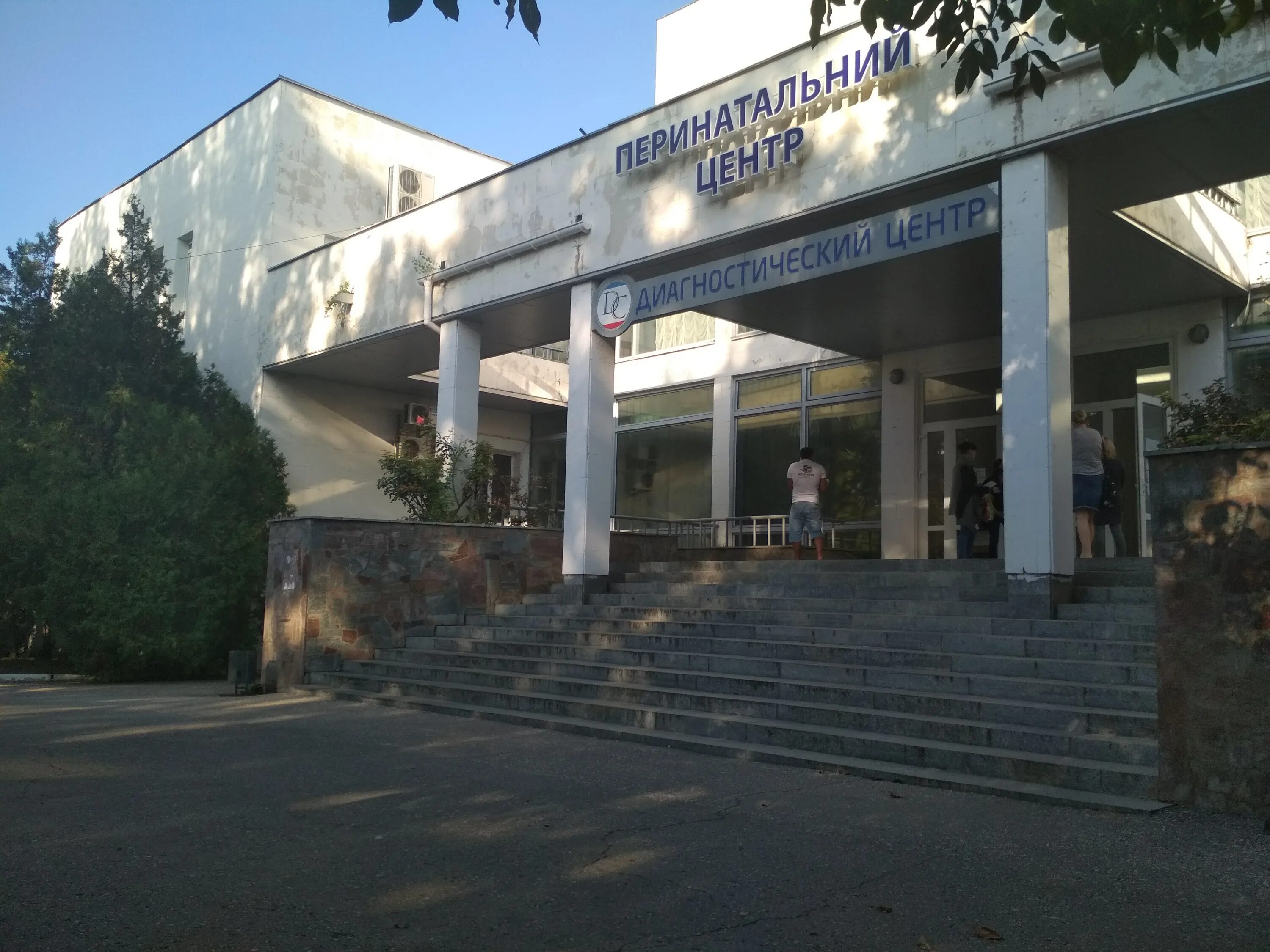 Константинов обсудил с сотрудниками перинатального центра в Симферополе успехи и