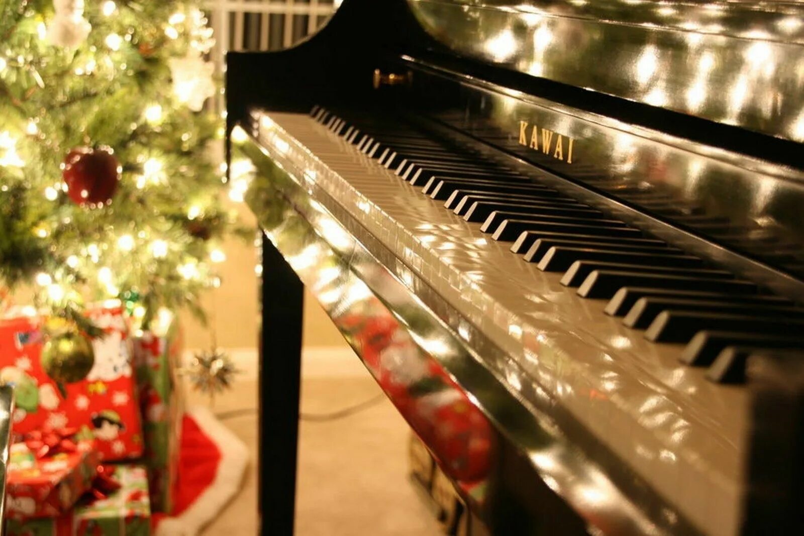 Музыкальный новый год 2024. Рояль и Новогодняя елка. Рояль Рождество. Елка Новогодняя пианино. Фортепиано Рождество.