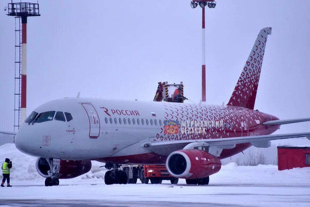 Авиарейсы из мурманска. Мурманск самолет. Самолет Мурманск Санкт-Петербург. Самолет зима Мурманск. Аэропорт Мурманск.