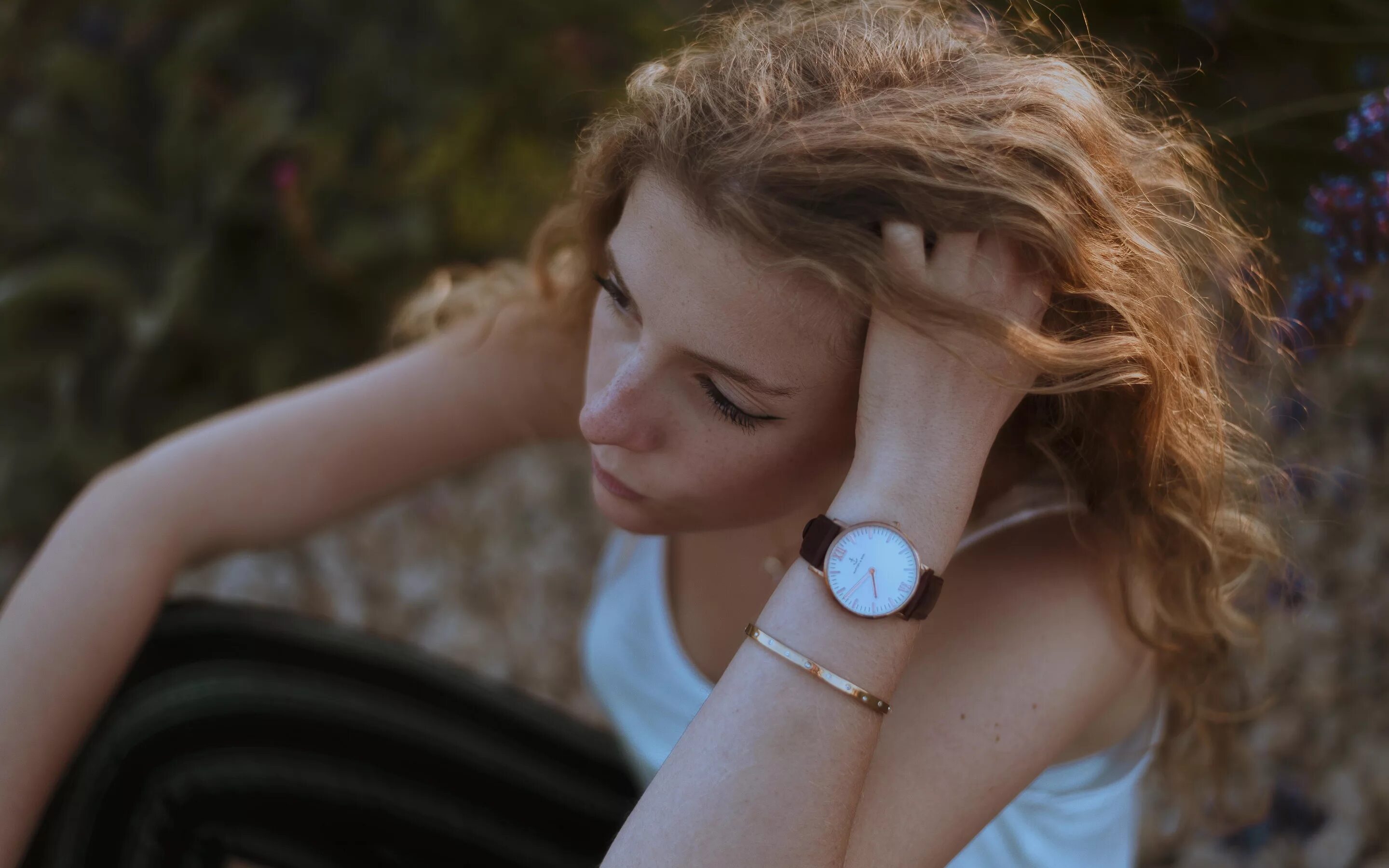 Девушка с часами. The girl watch 3. The girl watch 3. Девушка со смартфоном. Эйприл вотч.