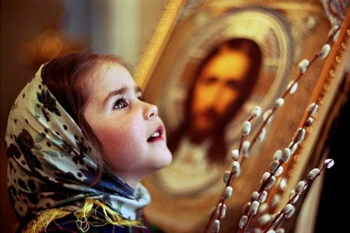 Православные картинки. Дети в церкви. Девочка с вербой в храме. Девочка молится в храме. Девочка в храме.
