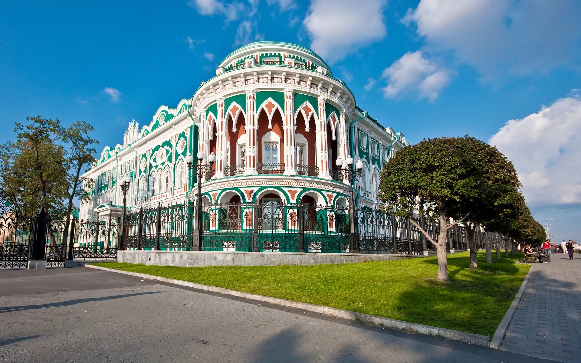 Самое интересное в екатеринбурге. Дом Севастьянова Екатеринбург. Здание Севастьянова в Екатеринбурге. Дом Севастьянова в Екатеринбур. Дом Севастьянова (резиденция президента РФ).