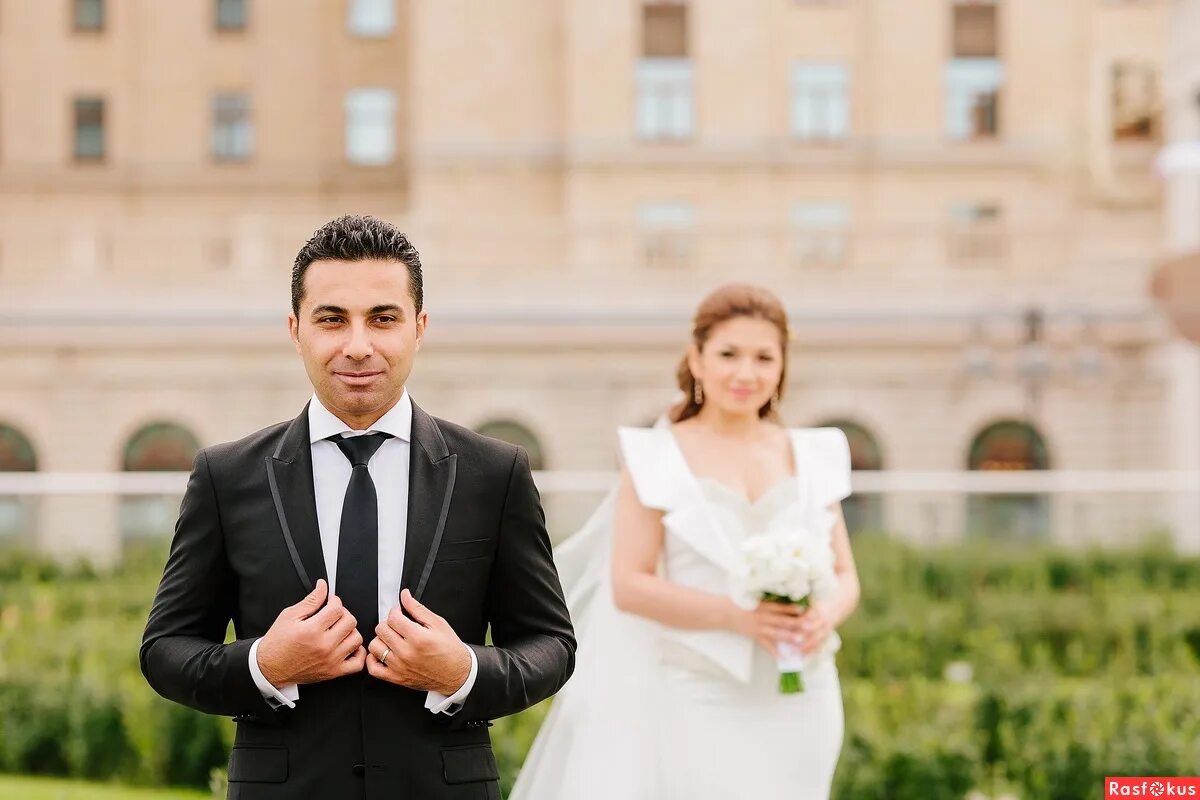 Счастливые молодожёны. Интернациональные браки. Радостные молодожены. Замужество за иностранца. Чемоданы для невесты.