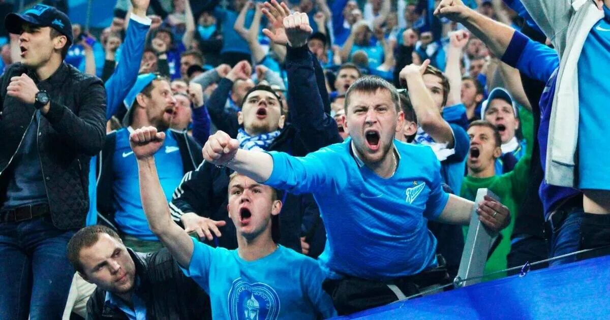 Кричалки фанатов зенита соболеву. Фанатский вираж зенита. зенит трибуна вираж. фанатское движение зенита.