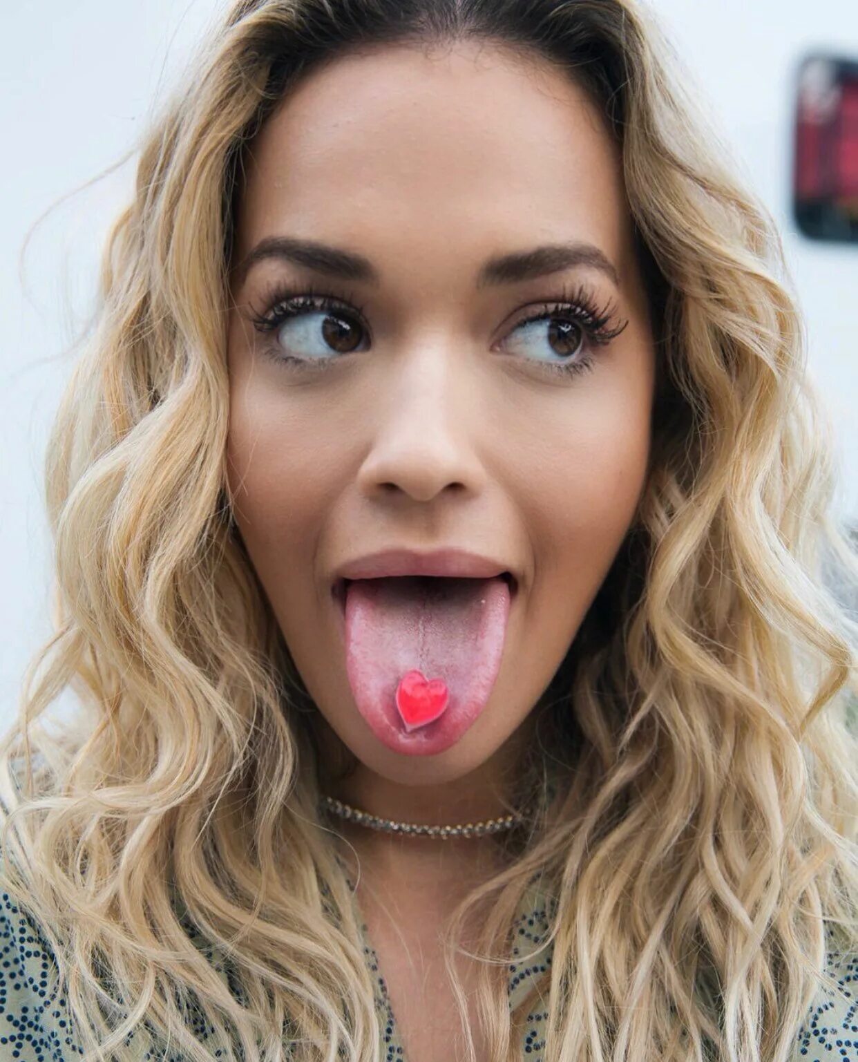 Высунула язык и открыла рот. Миа фэйт tongue. девушка с высунутым языком.