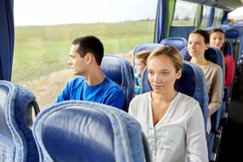 Пассажир или пасажир. Туристы в общественном транспорте. Поездка на автобусе. Группа людей в автобусе. Комфортные поездки на автобусе.