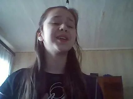 Девочка поет песню алисы