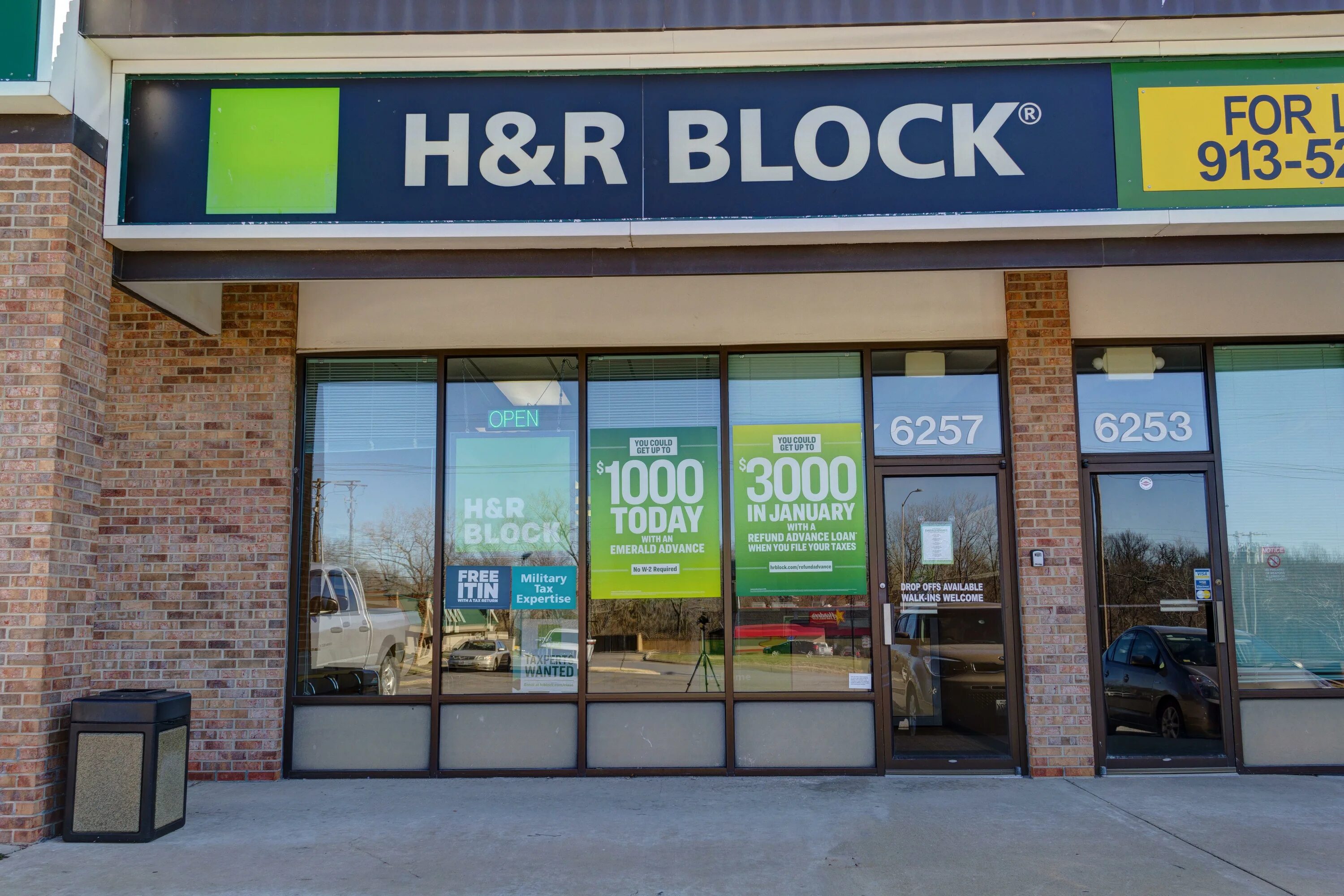 H r block. H&amp;r block компания. франшиза h&amp;r block. office block.