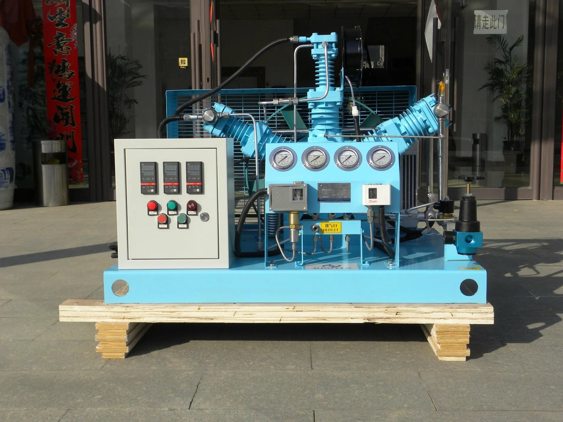 Бустер компрессор дожимной. Дожимной компрессор для кислорода. Компрессор 150 бар высокого давления. Кислородный компрессор. Компрессор 200 бар воздушный.