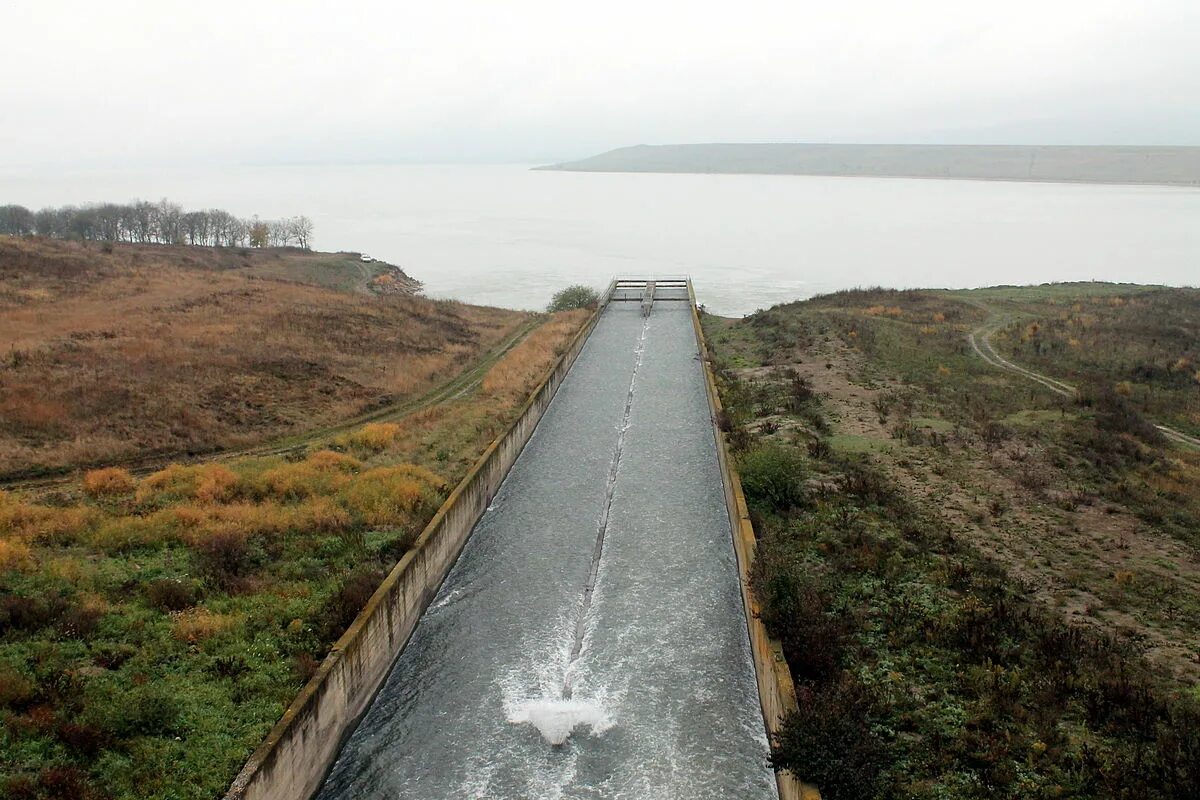 Краснодарское водохранилище обмелело. Самое большое водохранилище краснодарского края. Шапсугское водохранилище. Краснодарское водохранилище кубань. Краснодарское водохранилище.