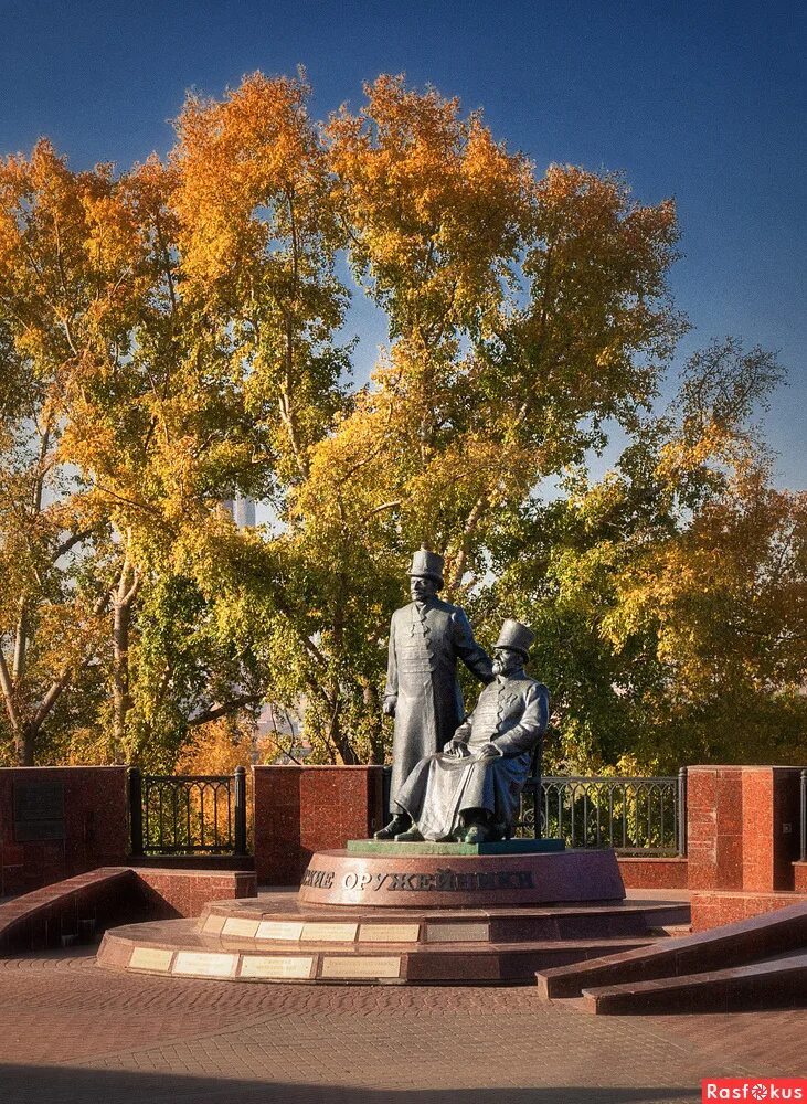 Октябрь ижевска. Ижевские памятники. Памятник оружейникам в Ижевске. Николай Глухов Ижевск. Ижевск осень.