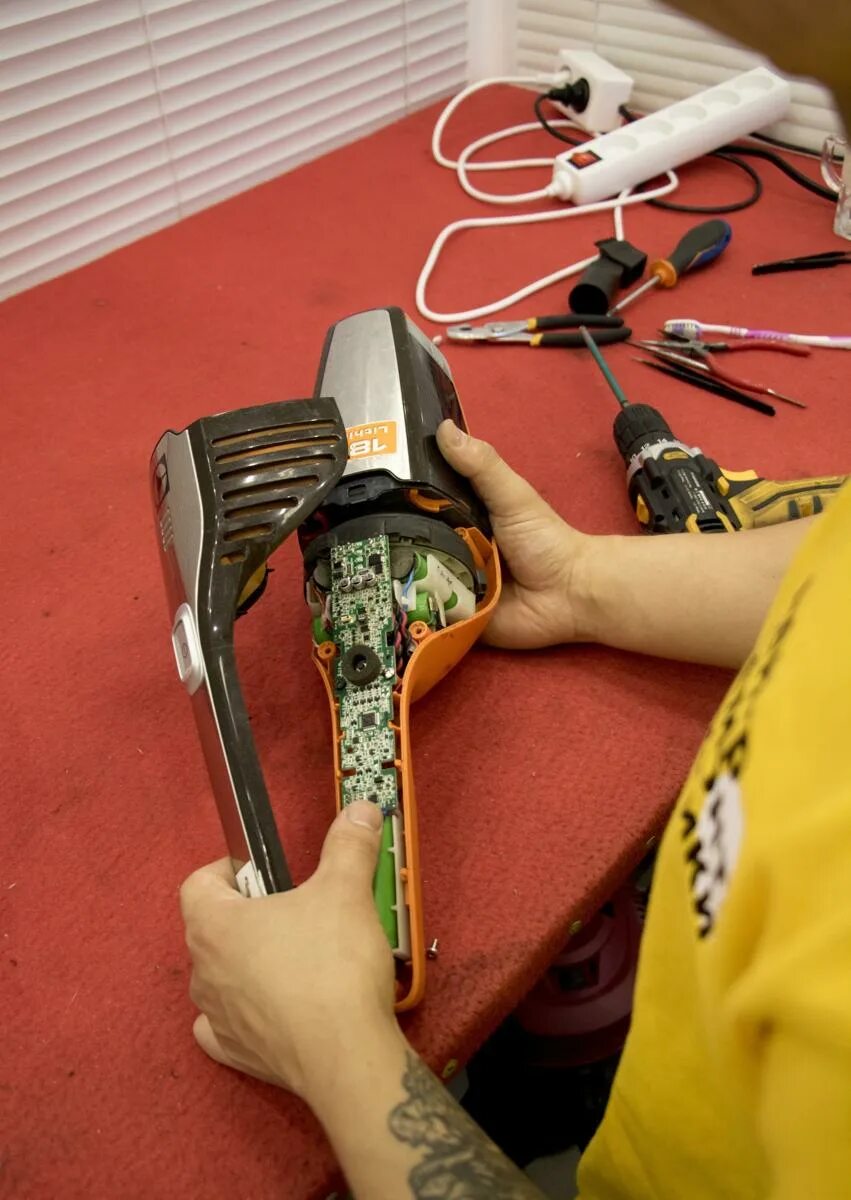 Чинить пылесос. Пылесос. Мастер по ремонту пылесосов. Ремонт пылесосов санкт петербург. Бытовая техника "пылесос".