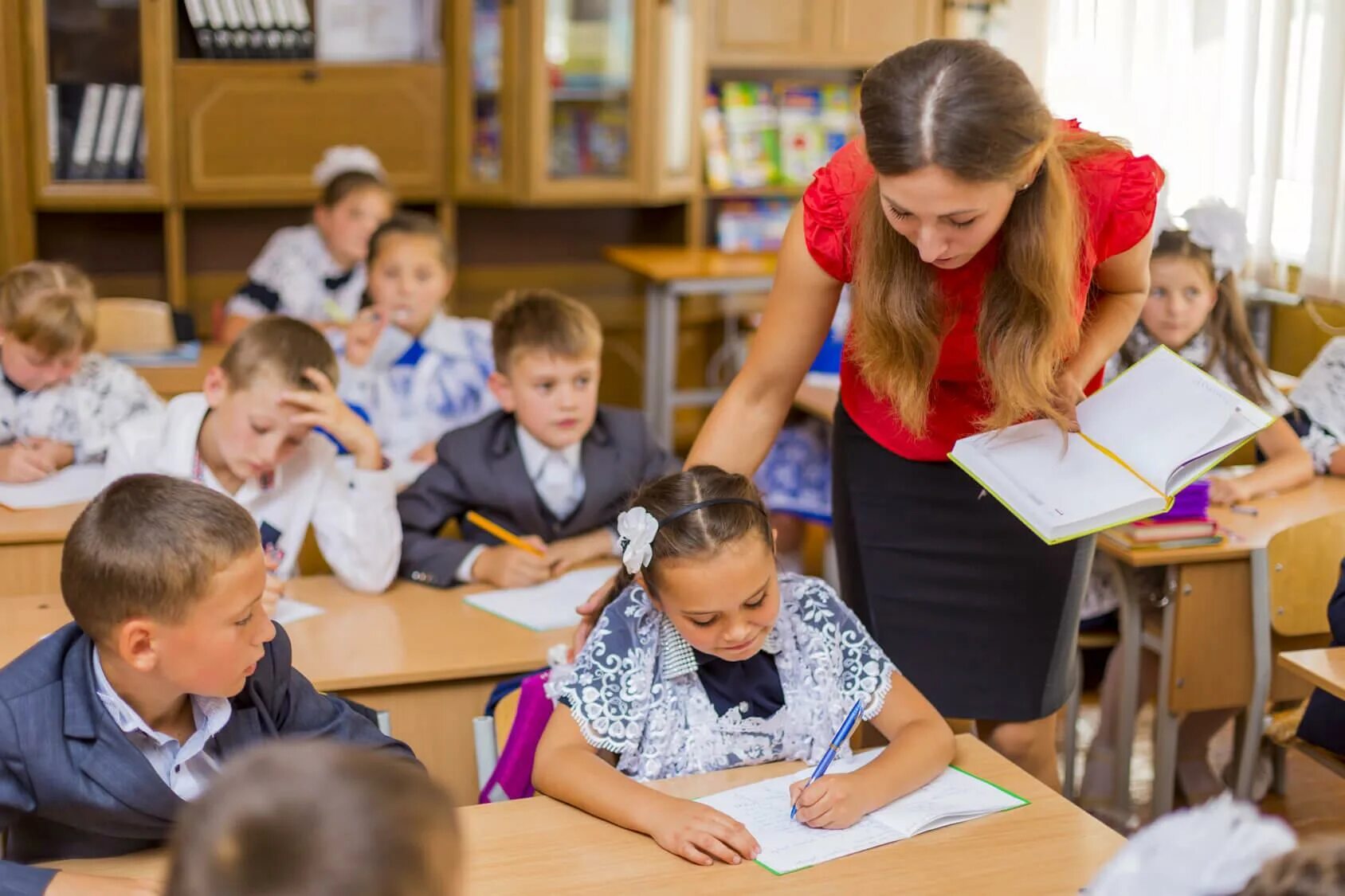 Преподавание в младших классах. Занятия в школе. Дети в школе. Школьники в классе. Новые модели урока