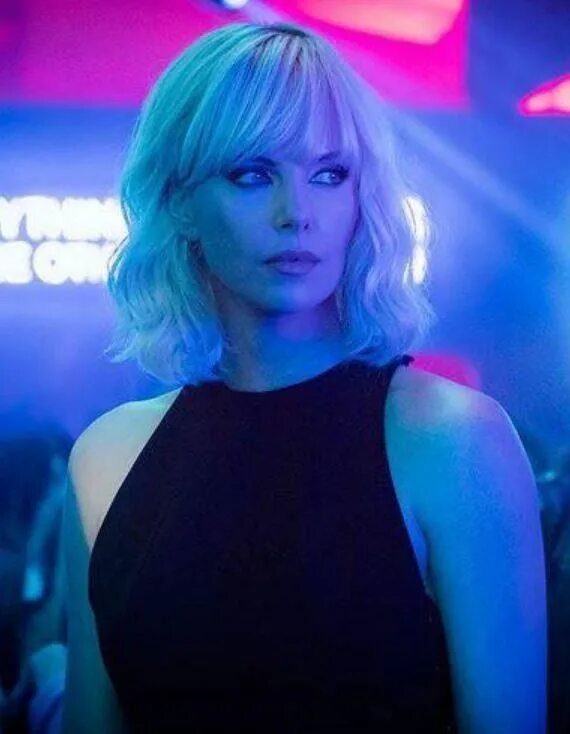 Atomic blonde. Шарлиз Терон Atomic blonde. Шарлиз Терон взрывная Блондинк. Шарлиз Терон атомная блондинка.