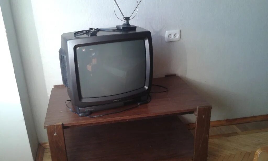 Телевизор Орион 2000 годов. Старый телевизор с антенной. Старый аналоговый телевизор. Старый маленький телевизор.