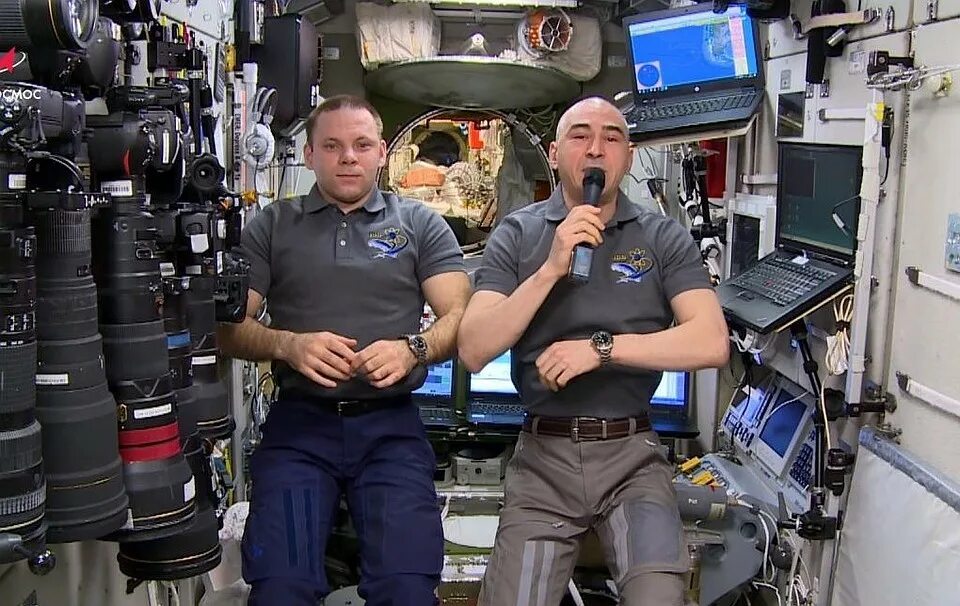 зарплата космонавтов наса. зарплата космонавта в космосе. космическая десятка. космонавты поздравили с мкс. космический спутник.