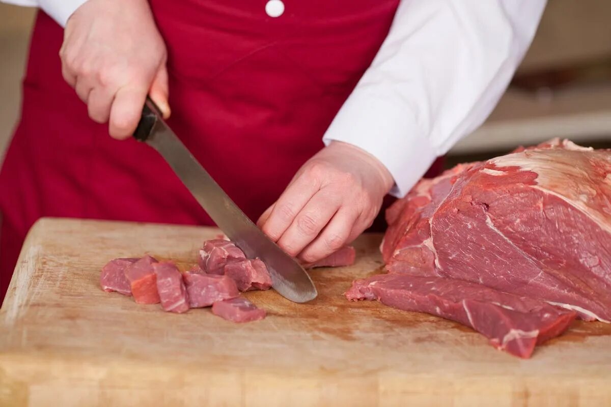 Нарезанное мясо. Нарезанное мясо на доске. Нож для мяса. Meat cutting