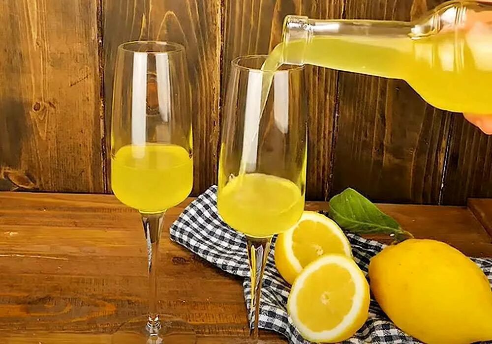 Рецепты приготовления лимончелло на самогоне. Лимонный ликер Лимончелло. Лимончелло итальянские ликёры. Игристый Лимончелло. Дижестив Лимончелло.