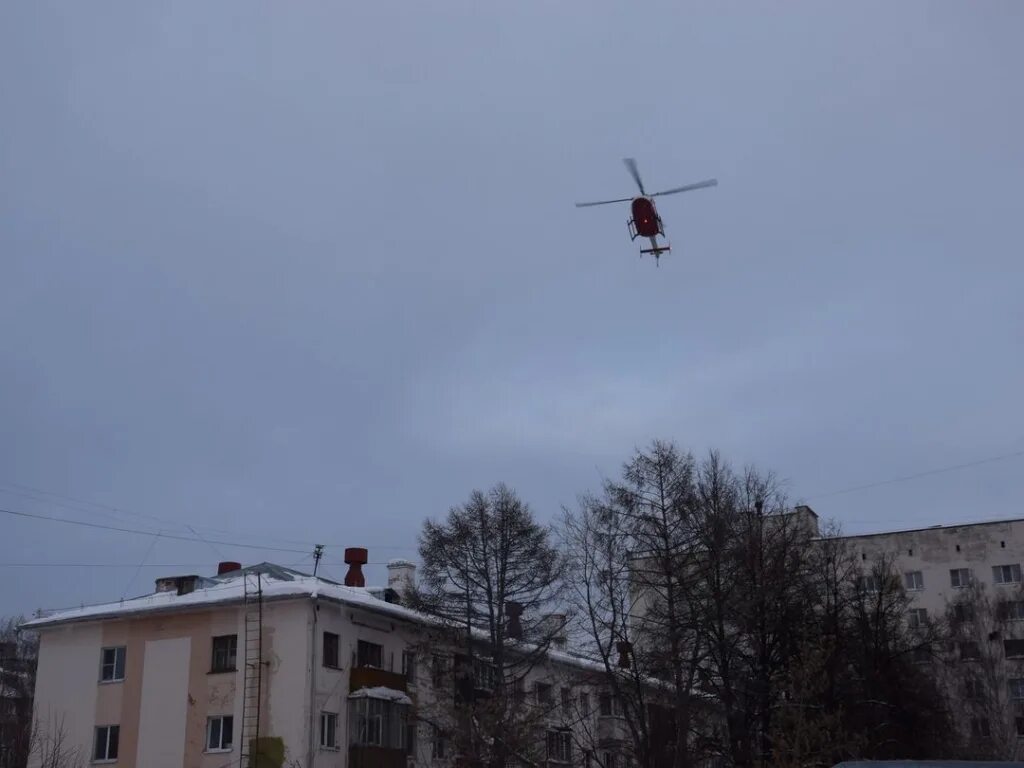 Воздушная тревога в липецкой области. Санавиация Чувашия вертолет. Вертолеты летит в Самаре красная Глинка. Над Чувашией пролетел красный вертолет. Красные вертолёты летают над Кызылом.