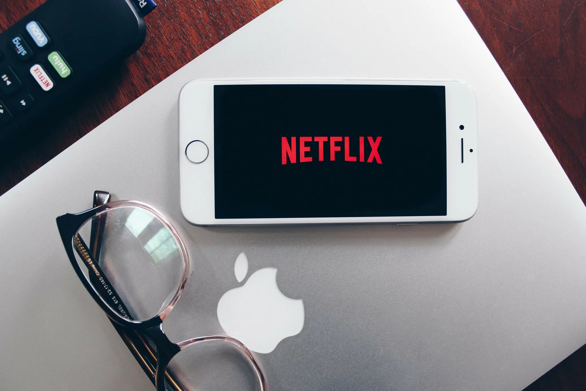 Netflix. Apple Netflix. Студия Нетфликс. Нетфликс и эпл. Зэтфликс