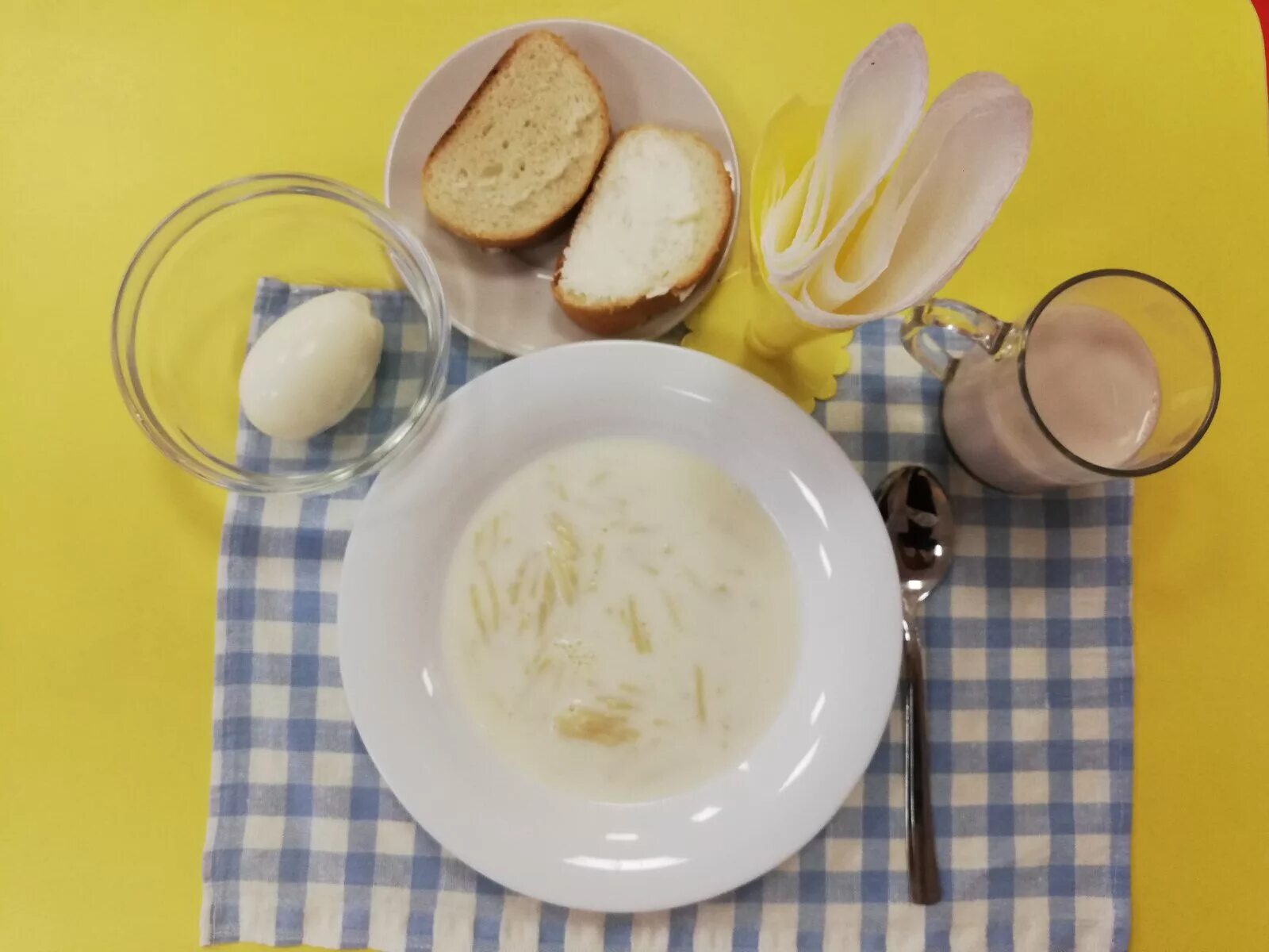 Молочный вермишелевый суп. Суп молочный с макаронными изделиями. Молочный суп с макаронами. Молочный суп на завтрак.
