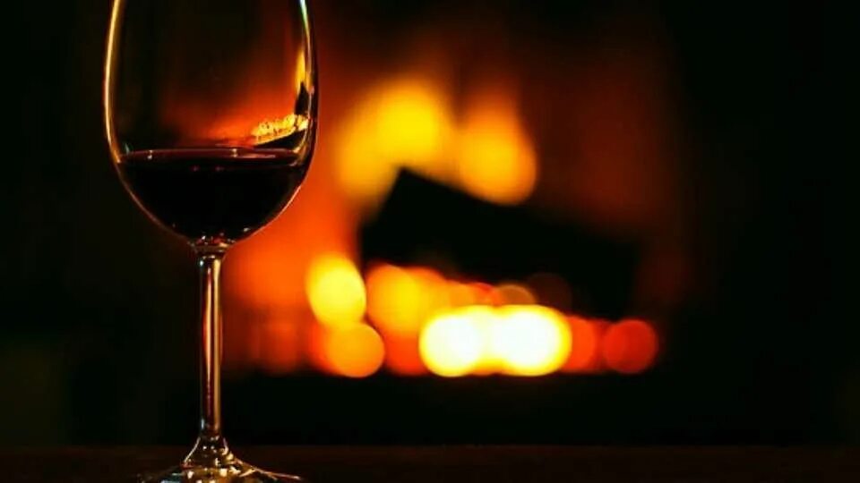 Бокал вина огонь. Бокал вина. Камин вино. Вино и свечи. Вечер с вином.