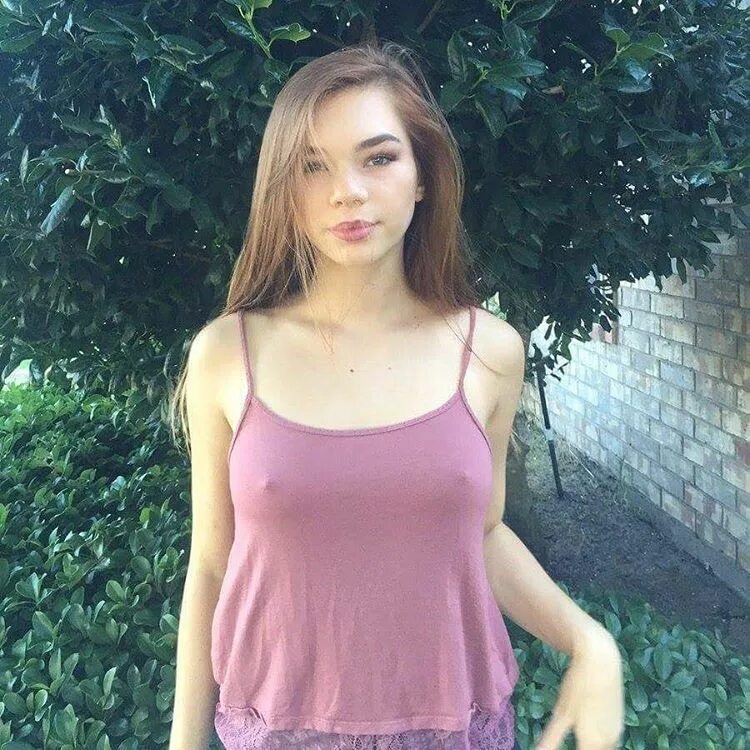 Dove cameron braless. 14 летняя соска. 14 летняя соска. Соски подростка. 14 лет соска.