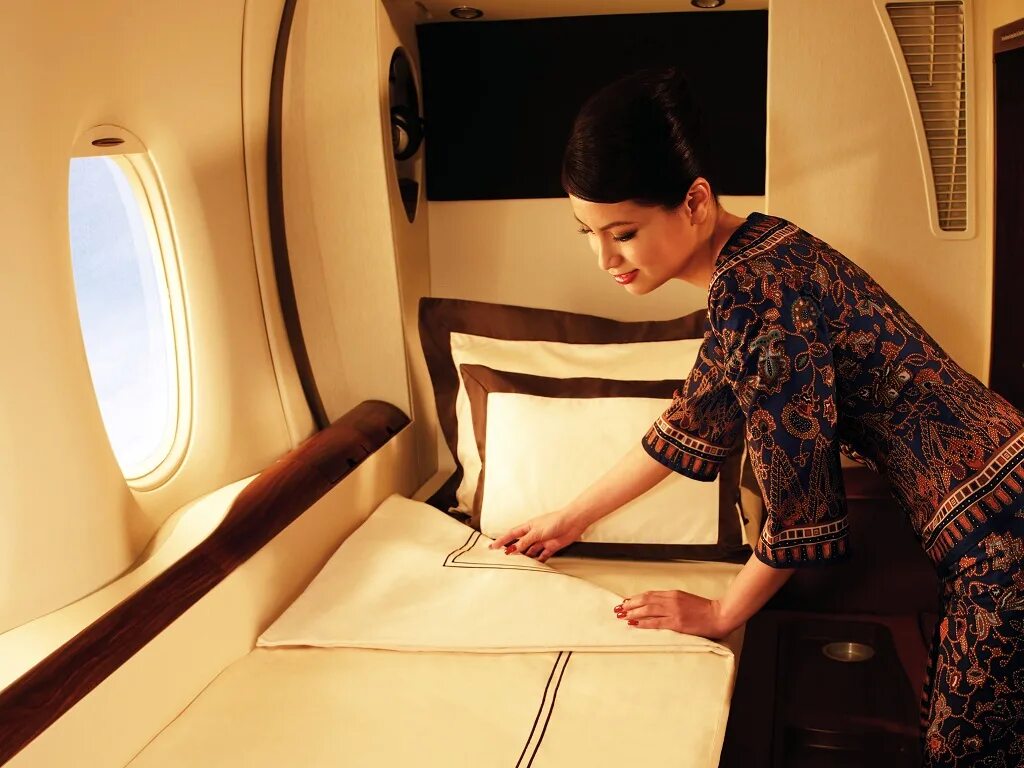 First class going first class. Airbus a380 Singapore Airlines первый класс. Сингапур Аирлинес самолеты. Авиапарк Singapore Airlines. Авиакомпания Сингапурские авиалинии.