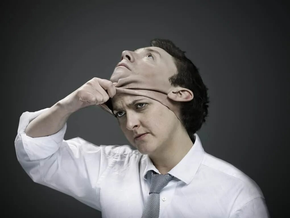 женщина утешает мужчину. психологический тренинг. консультирование психолога. консультирование семьи. разговор с психологом.