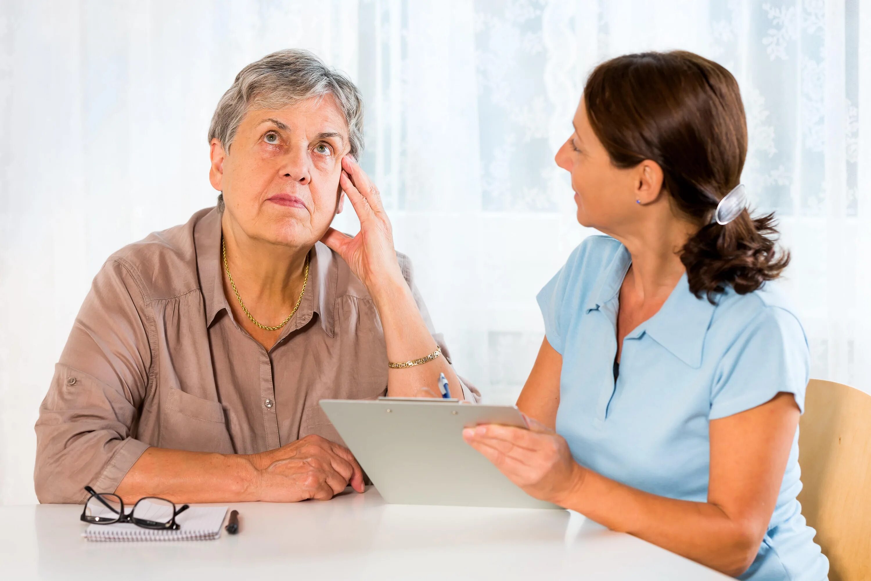 Пожилые пациенты возраст. Беседа с пожилым человеком. Снижение памяти у пожилых. Психотерапия пожилых. Психолог для пожилых.