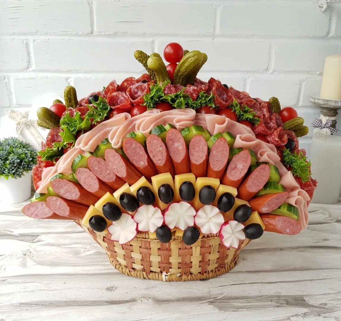 деликатесы торты. роза брауни. холодные мясные закуски. торт в виде колбасы. шведский закусочный торт smörgåstårta смёргасторте.