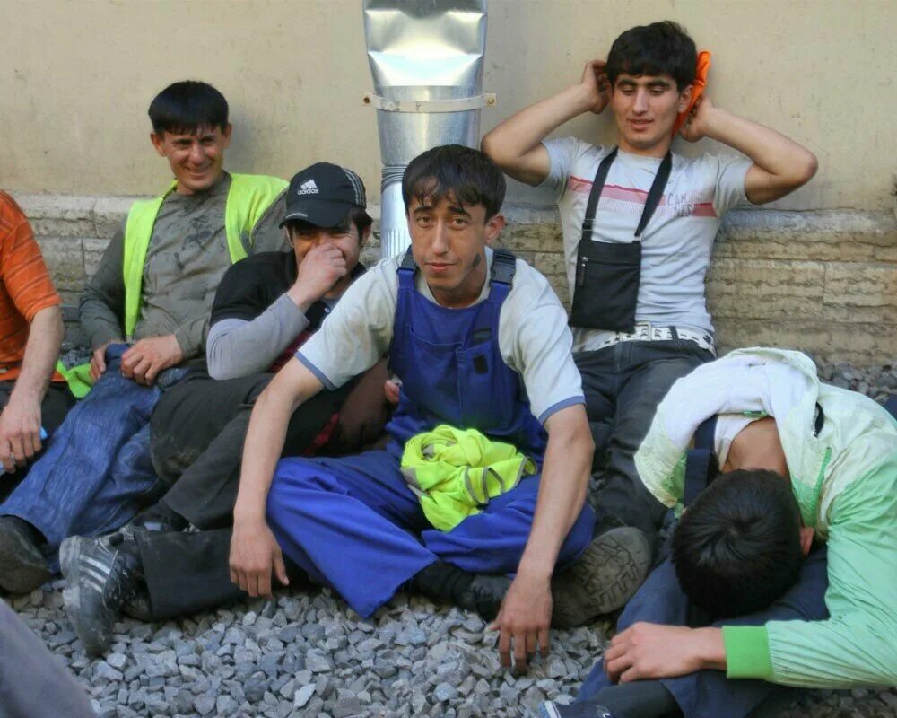 Киргиз гастарбайтер. Гастарбайтеры картинки. Гастарбайтеры из средней азии. Узбекские гастарбайтеры. Трудовые мигранты.