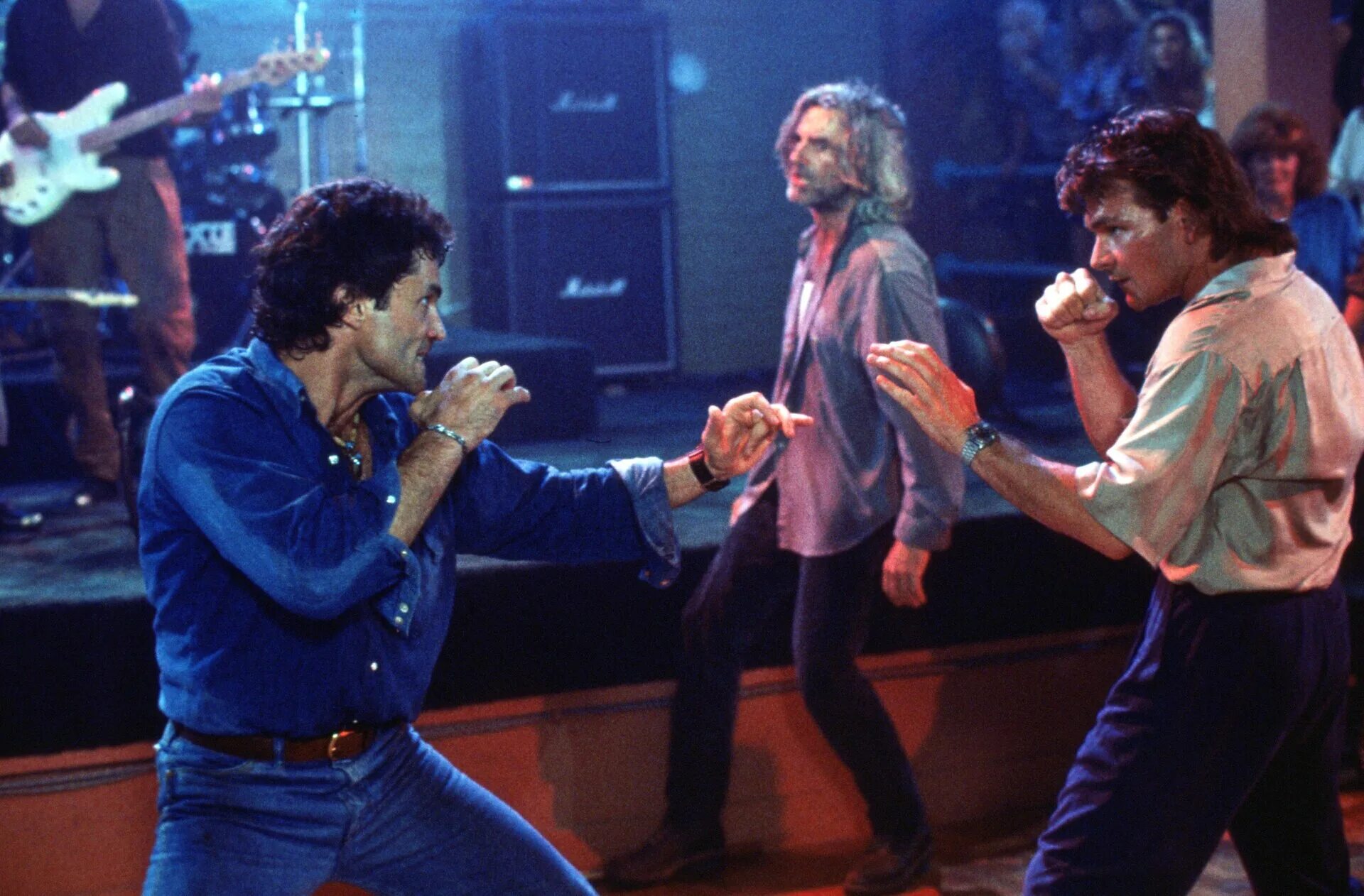 Дом у дороги 2024 песни. Патрик Суэйзи Roadhouse. Патрик Суэйзи придорожное заведение. Патрик Суэйзи 1989.