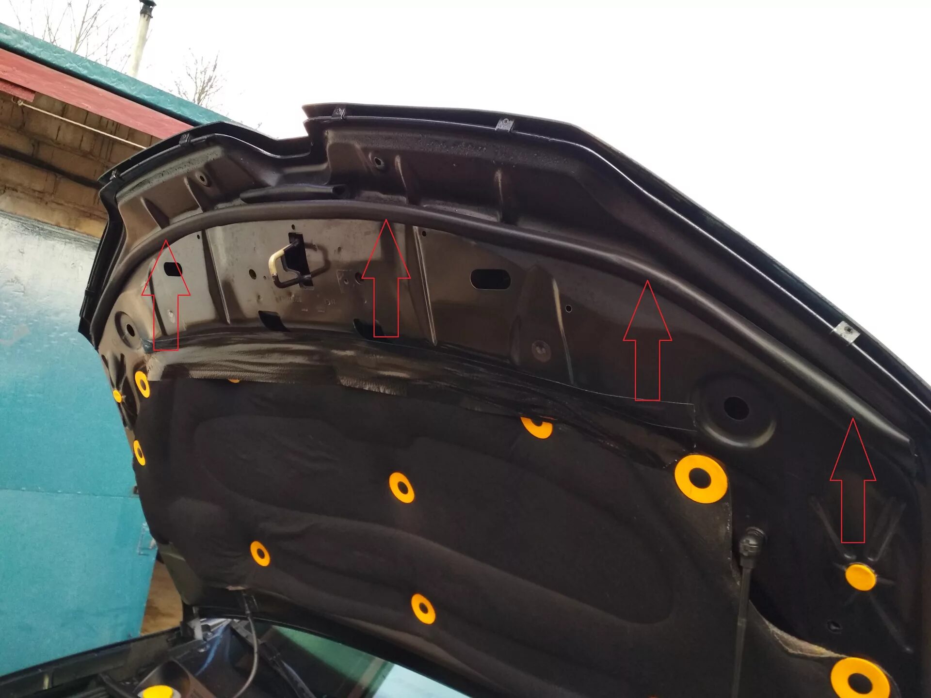 Капот рено степвей 2. Уплотнитель капота Renault Sandero Stepway 2. Renault 7711821489 уплотнитель капота. Капот Рено Сандеро степвей 2. Renault Sandero Stepway капот.