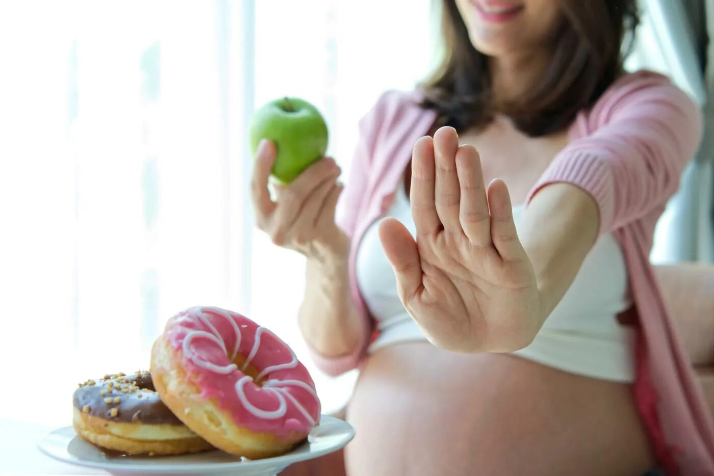 Питание беременной женщины. Беременные женщины с едой. Диабет беременных. Сладости для беременным. Беременность ем мясо